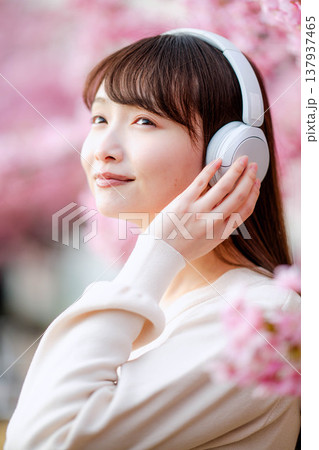 桜と若い女性 桜と若い女性 137937465