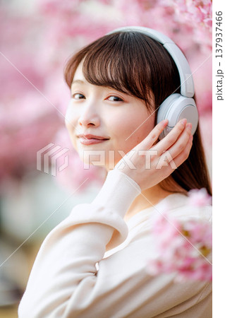 桜と若い女性 137937466