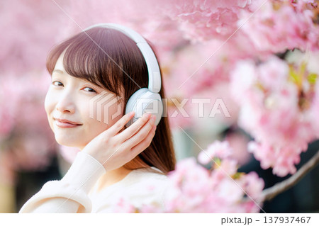 桜と若い女性 137937467