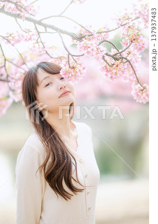 桜と若い女性 137937483
