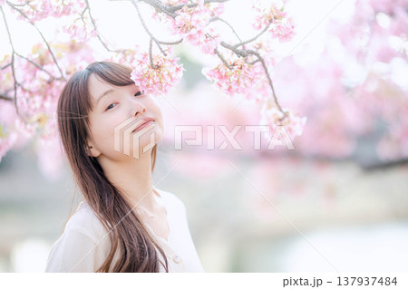 桜と若い女性 137937484