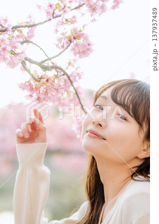 桜と若い女性 137937489