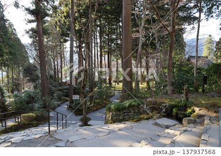 京都市大原にある三千院境内の参道風景 137937568