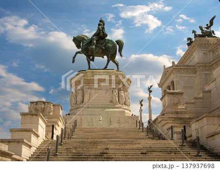 Equestrian statue of king vittorio emanuele ii in rome 137937698