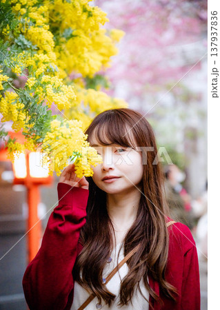 ミモザと若い女性 ミモザと若い女性 137937836