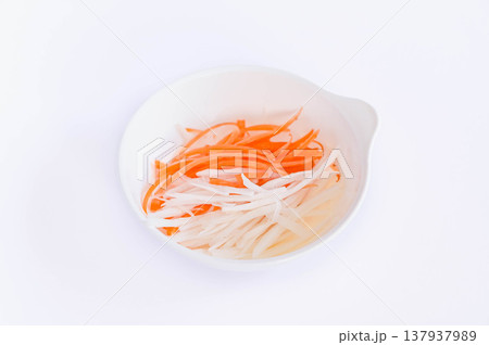 ボウルに入れた千切りした大根と人参の皮 137937989