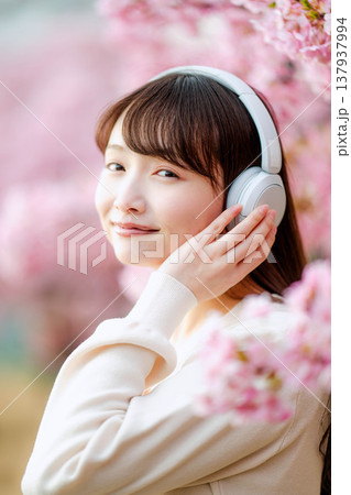 音楽を聴く女性 137937994