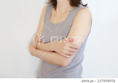 腕の痛みを感じる女性のイメージ 腕の痛みを感じる女性のイメージ 137938058