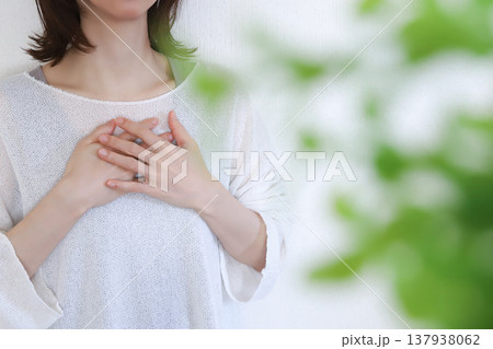 胸に手を当てる女性 胸に手を当てる女性 137938062