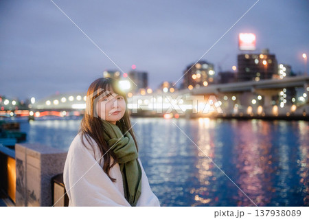 夜景と若い女性 夜景と若い女性 137938089