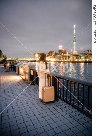 夜景と若い女性 137938092