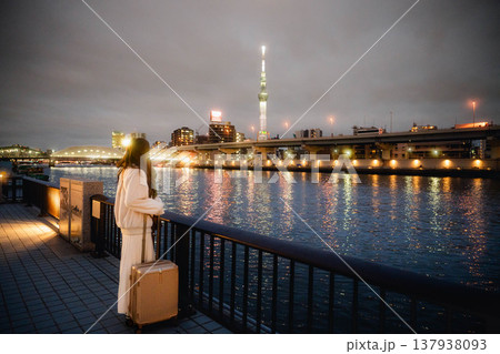 夜景と若い女性 夜景と若い女性 137938093