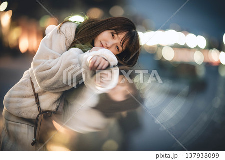 夜景と若い女性 夜景と若い女性 137938099