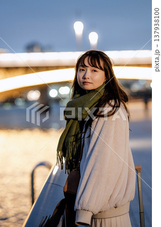 夜景と若い女性 夜景と若い女性 137938100