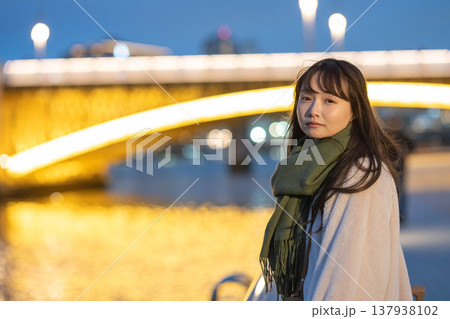 夜景と若い女性 137938102