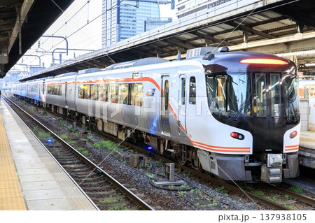 名古屋駅に停車中のHC85系特急ひだ 名古屋駅に停車中のHC85系特急ひだ 137938105