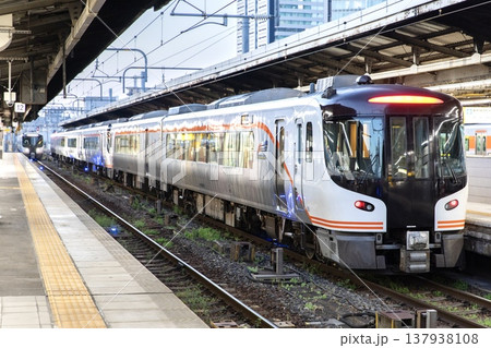 名古屋駅に停車中のHC85系特急ひだ 137938108
