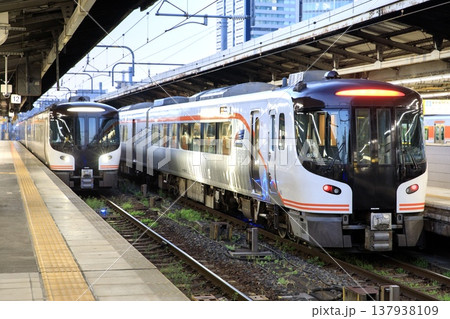 名古屋駅に停車中のHC85系特急ひだ 137938109