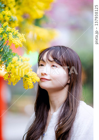 ミモザと若い女性 ミモザと若い女性 137938125