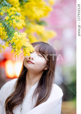 ミモザと若い女性 137938126