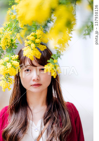 ミモザと若い女性 137938136