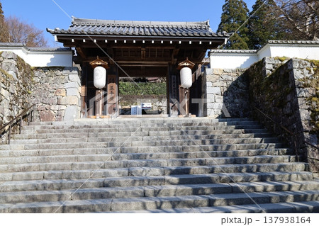 京都市大原にある三千院境内への入り口である御殿門の風景 京都市大原にある三千院境内への入り口である御殿門の風景 137938164