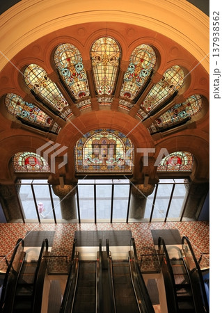 シドニー歴史建築のクイーンズビクトリア・ビルディングの光とエスカレーター シドニー歴史建築のクイーンズビクトリア・ビルディングの光とエスカレーター 137938562