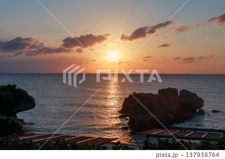 岩のシルエットと海に伸びる夕日の光 岩のシルエットと海に伸びる夕日の光 137938764