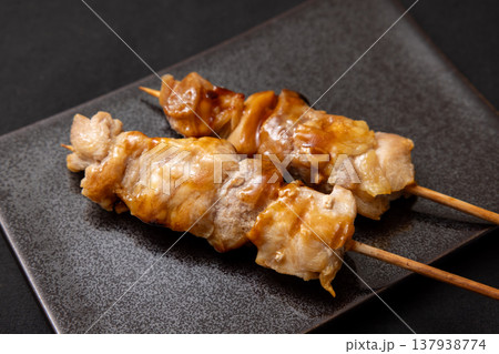 おいしい焼き鳥もも肉 137938774