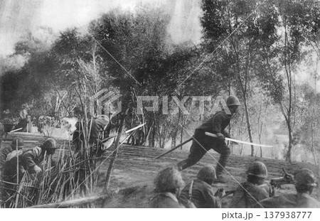 古写真 1937年11月 日中戦争中 山東省の黄河畔で日本刀で突撃する日本陸軍 古写真 1937年11月 日中戦争中 山東省の黄河畔で日本刀で突撃する日本陸軍 137938777