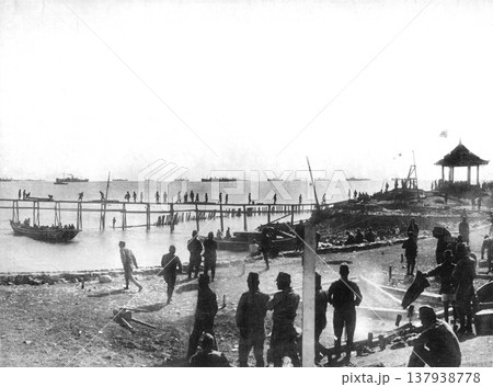 古写真 1937年11月5日 日中戦争中 杭州湾に敵前上陸する日本陸軍 古写真 1937年11月5日 日中戦争中 杭州湾に敵前上陸する日本陸軍 137938778