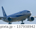着陸直前のジャンボジェット機 137938942