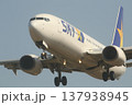 着陸する旅客機 137938945
