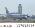 着陸する旅客機 137938946
