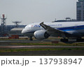 着陸する前の旅客機 137938947