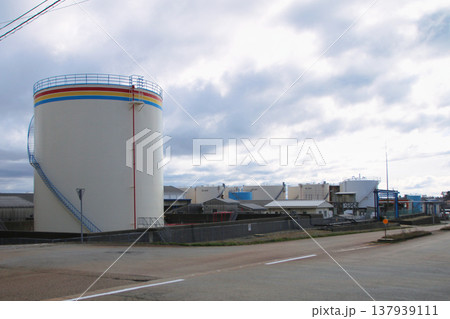 金沢港の石油基地 137939111