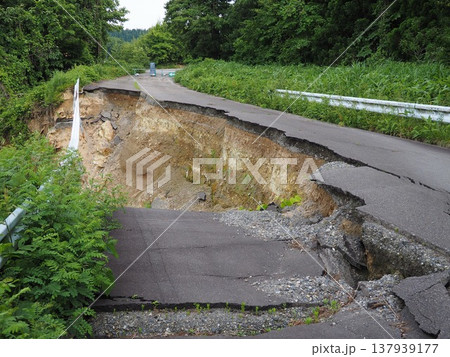 道路の崖崩れ【新潟県胎内市】 道路の崖崩れ【新潟県胎内市】 137939177