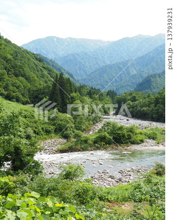 梅花皮荘から見る飯豊連峰【山形県小国】 梅花皮荘から見る飯豊連峰【山形県小国】 137939231
