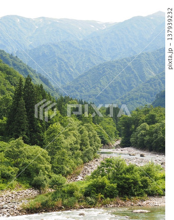 梅花皮荘から見る飯豊連峰【山形県小国】 梅花皮荘から見る飯豊連峰【山形県小国】 137939232