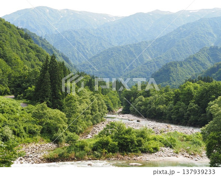 梅花皮荘から見る飯豊連峰【山形県小国】 梅花皮荘から見る飯豊連峰【山形県小国】 137939233