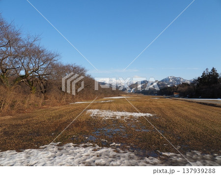 残雪の飯豊連峰北部【新潟県胎内市】 137939288