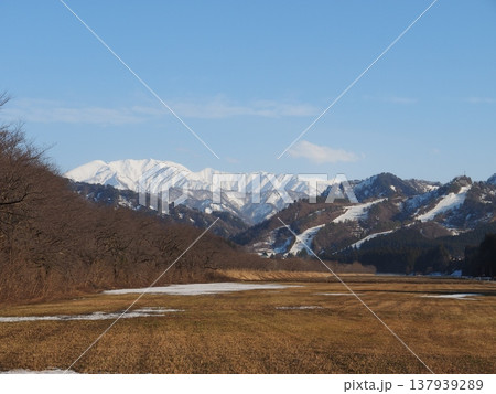残雪の飯豊連峰北部【新潟県胎内市】 137939289
