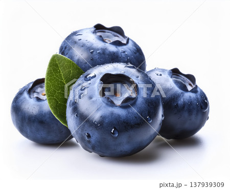 白背景のブルーベリー｜みずみずしい果実のクローズアップ素材 137939309