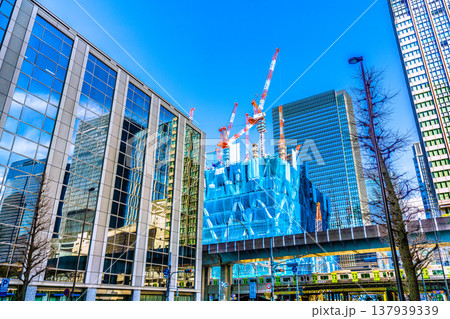 日本の東京都市景観新風景。TOKYO TORCH 大手町にクレーン群。窓ガラスに八重洲などのビル群 日本の東京都市景観新風景。TOKYO TORCH 大手町にクレーン群。窓ガラスに八重洲などのビル群 137939339