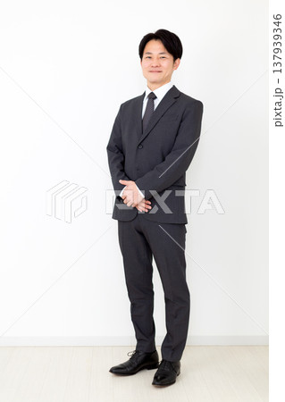 スーツを着たミドル男性ビジネスマン 137939346