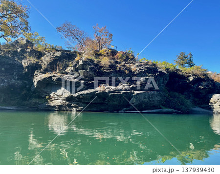 遊覧船より見た奇岩と遊覧ボート 137939430