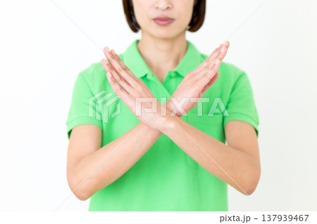 バツのポーズをするミドル女性の介護福祉士 137939467