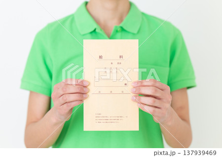 給料袋を持つミドル女性の介護福祉士 137939469