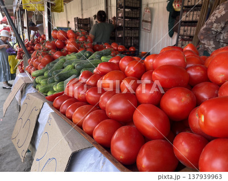 《キルギス》首都の市場オシュバザール 137939963