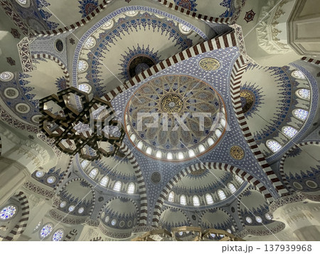 《キルギス》セントラルモスク 137939968